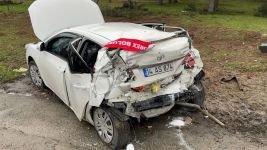 BOLU'DA KAMYONUN ÇARPTIĞI OTOMOBİL KAĞIT GİBİ EZİLDİ… 1 ÖLÜ 2 YARALI