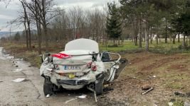 BOLU'DA KAMYONUN ÇARPTIĞI OTOMOBİL KAĞIT GİBİ EZİLDİ… 1 ÖLÜ 2 YARALI