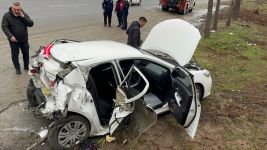 BOLU'DA KAMYONUN ÇARPTIĞI OTOMOBİL KAĞIT GİBİ EZİLDİ… 1 ÖLÜ 2 YARALI