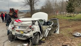 BOLU'DA KAMYONUN ÇARPTIĞI OTOMOBİL KAĞIT GİBİ EZİLDİ… 1 ÖLÜ 2 YARALI