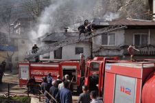 BOLU'DA KORKUTAN YANGIN... 2 KATLI EV ALEVLERE TESLİM OLDU... ALEVLER YAN EVE DE SIÇRADI