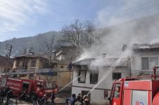 BOLU'DA KORKUTAN YANGIN... 2 KATLI EV ALEVLERE TESLİM OLDU... ALEVLER YAN EVE DE SIÇRADI