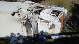 BOLU'DA TIR ŞARAMPOLE YUVARLANDI: 1 YARALI