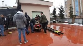 ÇATIYA ÇIKMAK İSTEYEN KAFE ÇALIŞANI MERDİVENDEN DÜŞEREK YARALANDI