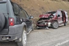 CİPLE HAFİF TİCARİ ARAÇ KAFA KAFAYA ÇARPIŞTI: 4 YARALI