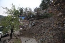 DEV KAYA PARÇASI YOLA DÜŞTÜ