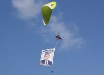 DURAK’IN POSTERİ BELEDİYENİN ÜZERİNDE UÇURULDU "İSTİKBAL GÖKLERDEDİR"