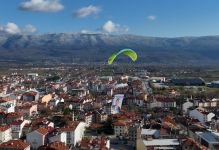 DURAK’IN POSTERİ BELEDİYENİN ÜZERİNDE UÇURULDU "İSTİKBAL GÖKLERDEDİR"