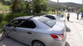 ELEKTRİK KABLOLARINA TAKILAN KAMYON DİREĞİ YERİNDEN SÖKTÜ