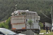 ELEKTRİK KABLOLARINA TAKILAN KAMYON DİREĞİ YERİNDEN SÖKTÜ