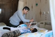 FEDAKAR BABAANNE "KALBİM" DEDİĞİ SP HASTASI TORUNUNA GÖZÜ GİBİ BAKIYOR