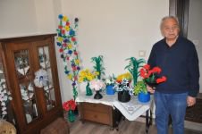 GERİ DÖNÜŞÜM MALZEMELERİYLE EVİNİ ÇİÇEK BAHÇESİNE ÇEVİRDİ