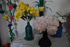 GERİ DÖNÜŞÜM MALZEMELERİYLE EVİNİ ÇİÇEK BAHÇESİNE ÇEVİRDİ