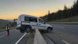 HAFİF TİCARİ ARAÇ BETON BARİYERLERDE ASILI KALDI: 1 YARALI