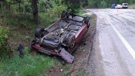 HASTANEYE GİDEN ÇİFTİN OTOMOBİLİ TAKLA ATTI: 1 YARALI