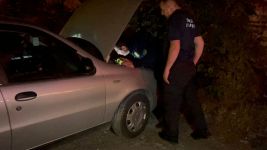 İHA MUHABİRİNİN BÜYÜK HASSASİYETİ... ARACINA GİREN KEDİYİ 1 SAAT BOYUNCA KURTARMAYA ÇALIŞTI...