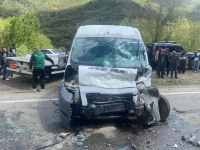 İKİ PANELVAN ARAÇ KAFA KAFAYA ÇARPIŞTI: 15 YARALI