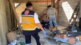 İNŞAATTAN DÜŞTÜ, BACAĞINA DEMİR SAPLANDI