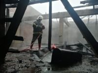 İŞ YERİNİN ÇATISINDA YANGIN ÇIKTI