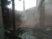 İŞ YERİNİN ÇATISINDA YANGIN ÇIKTI