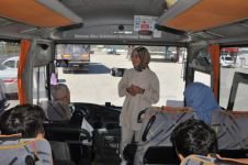 JANDARMA YOLCU KILIĞINDA OTOBÜSLERİ DENETLEDİ