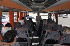 JANDARMA YOLCU KILIĞINDA OTOBÜSLERİ DENETLEDİ