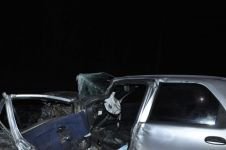 KAMYONA ÇARPTI HURDAYA DÖNDÜ: 2 YARALI