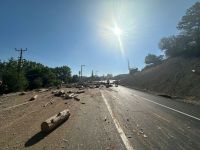 KAMYONDA YÜKLÜ ODUNLAR YOLA SAÇILDI