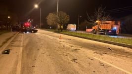 KARACASU YOLUNDA AKILALMAZ KAZA...İKİ AĞACI KÖKÜNDEN SÖKTÜ