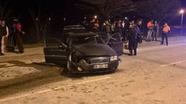 KARACASU YOLUNDA AKILALMAZ KAZA...İKİ AĞACI KÖKÜNDEN SÖKTÜ