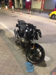 KASKSIZ SÜRÜCÜ MOTOSİKLETTEN DÜŞTÜ.... KAFASINI KALDIRIMA ÇARPTI
