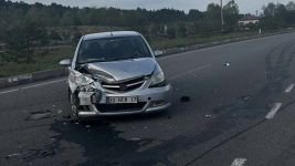 KAVŞAKTA  İKİ OTOMOBİL ÇARPIŞTI: 2 YARALI