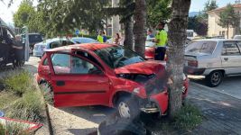 KAZA YAPAN 2 OTOMOBİL  AĞACA ÇARPARAK DURABİLDİ: 2 YARALI