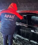 KIŞ LASTİĞİ OLMAYANLAR YOLDA KALDI, EKİPLER SÜRÜCÜLERİN YARDIMINA YETİŞTİ