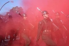 KOMANDOLAR MARŞLAR VE AYAK SESLERİYLE CADDEYİ İNLETTİ