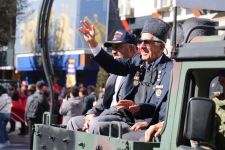 KOMANDOLAR MARŞLAR VE AYAK SESLERİYLE CADDEYİ İNLETTİ