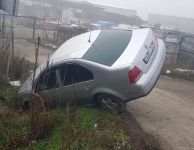 KONTROLDEN ÇIKAN OTOMOBİL ASKIDA KALDI