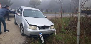 KONTROLDEN ÇIKAN OTOMOBİL ASKIDA KALDI