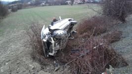 KONTROLDEN ÇIKAN OTOMOBİL ŞARAMPOLE YUVARLANDI: 2 YARALI