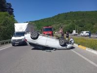 KONTROLDEN ÇIKAN OTOMOBİL TAKLA ATTI: 2 YARALI