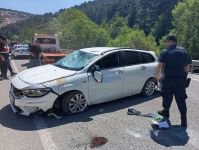 KONTROLDEN ÇIKAN OTOMOBİL TAKLA ATTI: 2 YARALI