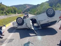 KONTROLDEN ÇIKAN OTOMOBİL TAKLA ATTI: 2 YARALI