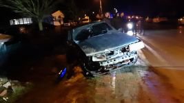 KONTROLDEN ÇIKAN OTOMOBİL YAN YATTI: 2 YARALI