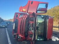 KONTROLDEN ÇIKAN TIR DEVRİLDİ: 1 YARALI