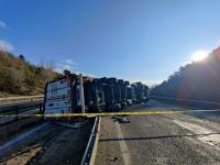 KONTROLDEN ÇIKAN TIR DEVRİLDİ: 1 YARALI