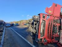 KONTROLDEN ÇIKAN TIR DEVRİLDİ: 1 YARALI