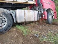 KONTROLDEN ÇIKAN TIR ŞARAMPOLE YUVARLANMAKTAN SON ANDA KURTULDU