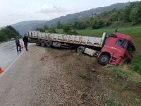 KONTROLDEN ÇIKAN TIR ŞARAMPOLE YUVARLANMAKTAN SON ANDA KURTULDU
