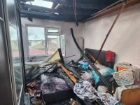 KÖY MUHTARINA AİT 2 KATLI EV ALEVLERE TESLİM OLDU