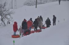 KÖYLÜLERİN PİSTİ KAYAK MERKEZİ HALİNE GELDİ
